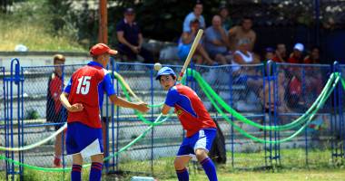 Stire din Sport : Spectacolul de oină continuă în "Badea Cârțan"