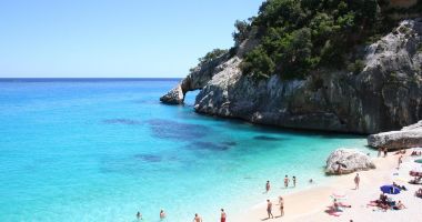 Vameşii italieni au descoperit în bagajele turiştilor peste 22 de kilograme de nisip