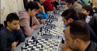 Spirite încinse între șahiști!  A aruncat cu piesele în adversar - 3