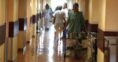Stire din Sănătate : 18 copii internați cu toxiinfecție alimentară, după ce au primit Laptele și Cornul