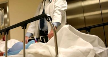 Stire din Eveniment : Adolescent curentat pe vagonul unui tren, transportat la spital cu arsuri grave