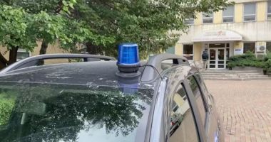 Stire din Eveniment : Chirurg renumit, reținut în timp ce primea 1000 de euro de la un pacient pentru o intervenție chirurgicală