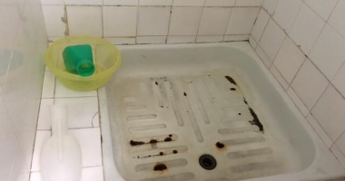 Stire din Social : GALERIE FOTO ȘOCANTĂ din Spitalul Județean Constanța. E JALE! Grupuri sanitare infecte, paturi rupte, condiții mizere...