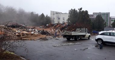 În "jungla" de la Spitalul Municipal s-a intrat cu excavatorul. Ce soartă va avea terenul - 2