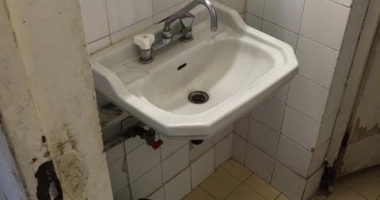 GALERIE FOTO ȘOCANTĂ din Spitalul Județean Constanța. E JALE! Grupuri sanitare infecte, paturi rupte, condiții mizere... - 3