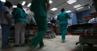 Scene de groază! Un bărbat a intrat cu cuțitul în spital