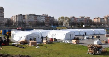 Stire din Eveniment : GALERIE FOTO / Spitalul militar mobil prinde contur, pe stadionul "Portul". Pregătiri pentru scenariul 4