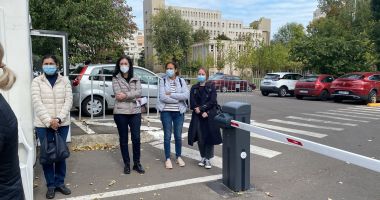 Stire din Social : Doctorii Spitalului de Boli Infecțioase, reuniți în curtea unității medicale: "Vrem să ne reluăm activitatea în condiții de siguranță!"