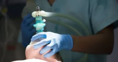 Stire din Eveniment : Medic anestezist, arestat după ce s-ar fi drogat în timpul operațiilor cu medicamente furate