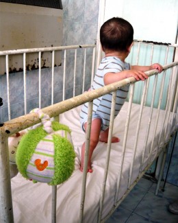 Stire din Social : Părinții care își părăsesc copiii în spital vor ajunge după gratii