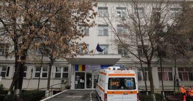 Stire din Eveniment : O femeie a născut pe trotuar, în apropiere de spital. Bebelușul nu a supraviețuit