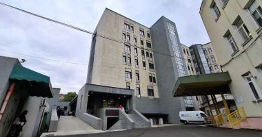 Stire din Eveniment : Fata înjunghiată de mama ei a fost operată. "Plaga înjunghiată nu i-a pus viaţa în pericol"