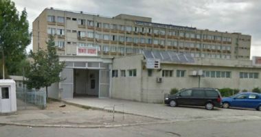 Stire din Eveniment : Un pacient a căzut de pe o targă defectă, care apoi s-a răsturnat peste el