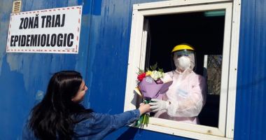 Stire din Social : Flori pentru cadrele medicale din triajul epidemiologic de la Spitalul Mangalia
