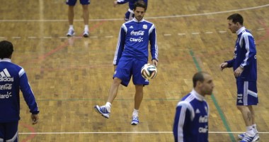 Stire din Sport : Antrenament inedit pentru jucătorii argentinieni la Sala Polivalentă
