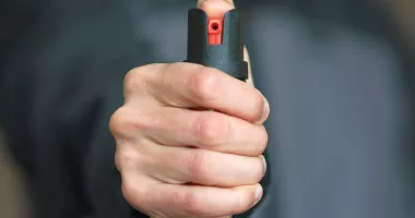 Un băiat de 14 ani a fost reținut după ce a folosit spray lacrimogen într-un centru comercial
