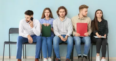 Tinerii NEET primesc o șansă în plus. Sprijin financiar pentru primul contract de muncă