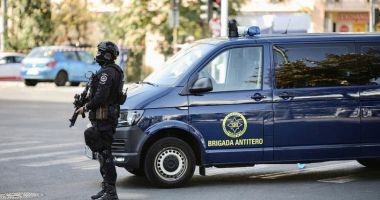 Stire din Eveniment : Exerciţiu antiterorist, cu muniţie de manevră: "Martorii sunt rugaţi să urmeze indicaţiile echipelor de securitate"