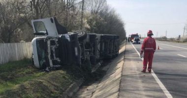 Stire din Eveniment : TIR cu paleți din lemn, răsturnat pe DN 5