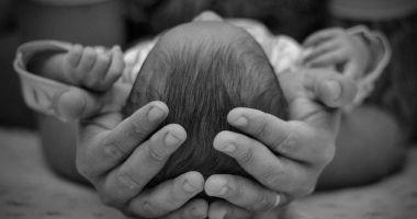 Miracol! Bebeluşul ajuns luna trecută în stop cardiac, malnutrit şi deshidratat, va fi externat