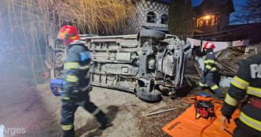 Stire din Sănătate : O ambulanţă care transporta pacienţi s-a răsturnat. Trei persoane sunt rănite!