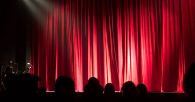 Stire din Cultură-Educație : Stand up comedy cu Alex Mocanu, Sergiu Mirică și Bogdan Drăcea, la Doors Club Constanța