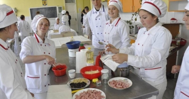 Stagii de practică pentru elevi și studenți, pe bani europeni