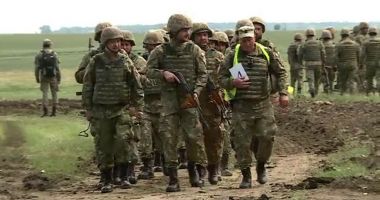 Stire din Actualitate : Tinerii români vor putea fi militari voluntari. Guvernul Bolojan adoptă legea pregătirii populației pentru război