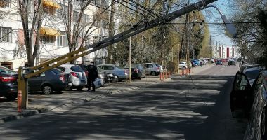 Stâlp rupt și prăbușit, pe aleea Murelor din Constanța - 2