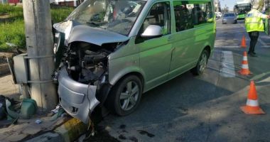 Stire din Eveniment : O femeie şi patru minori, răniţi după ce un microbuz a intrat într-un stâlp