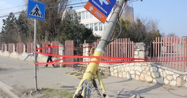 A rupt un stâlp cu basculanta  | GALERIE FOTO - 2