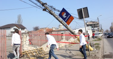 A rupt un stâlp cu basculanta  | GALERIE FOTO - 3