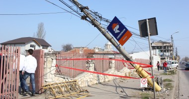 A rupt un stâlp cu basculanta  | GALERIE FOTO - 4