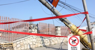 A rupt un stâlp cu basculanta  | GALERIE FOTO - 5