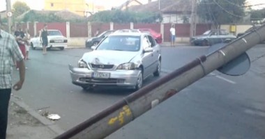 Stire din Eveniment : Constanța: O șoferiță a dărâmat un stâlp de electricitate / VIDEO