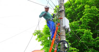 Stâlpii sufocați de cabluri din cartierul Faleză Nord, curăţaţi şi cosmetizaţi