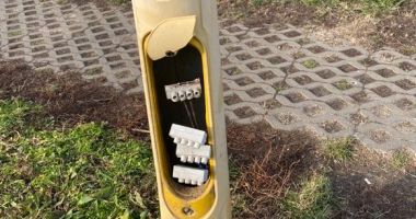 Stire din Social : Stâlpi și coșuri de gunoi vandalizate în parcul Tăbăcărie!