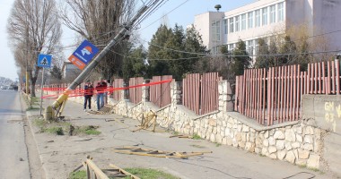 A rupt un stâlp cu basculanta  | GALERIE FOTO - 6