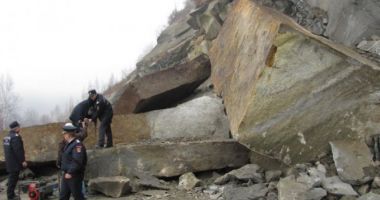 Stire din Eveniment : Șoferi, atenție! Stânci uriașe căzute pe DN 10. Circulația a fost închisă