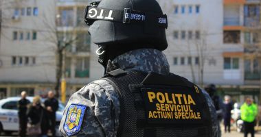 Stire din Eveniment : Evazioniști în afaceri cu fier vechi, săltați cu mascații din casele din Cuza Vodă