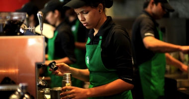 Stire din Actualitate : Starbucks îi răspunde lui Trump: "Vom angaja 10.000 de refugiați"