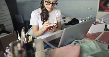 Stire din Sănătate : Stai prea mult la birou? Există pericol de tromboză venoasă