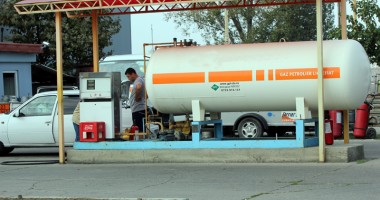 Stire din Economie : Constănțenii, disperați de creșterea prețului la benzină. Tot mai mulți trec pe GPL