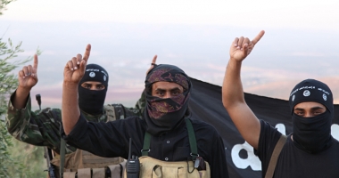 Stire din Actualitate : Le-a ajuns cuțitul la os! Luptători ISIS, travestiți  în femei și machiați, în încercarea de fugi