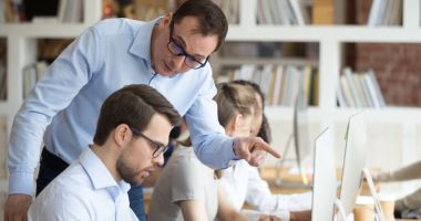 Stire din Social : Românii stau foarte mult la birou, dar au productivitate scăzută