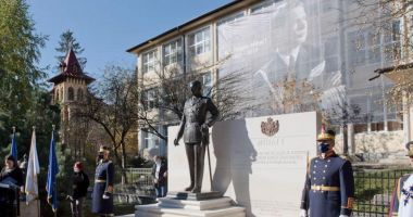 Stire din Actualitate : Statuia Regelui Mihai I, dezvelită la Sinaia, la 100 de ani de la nașterea fostului suveran