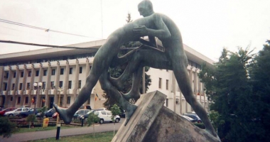 Stire din Politică-Administrație : Primăria Constanța vrea să reabiliteze statuia "Cădere de pe Soclu"