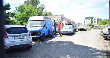 Stire din Social : Indiferență, indolență, incultură! Statuie celebră, "parcată" printre rable
