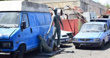 Indiferență, indolență, incultură! Statuie celebră, "parcată" printre rable - 3
