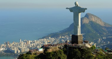 Stire din Sport : Statuia din Rio, luminată în culorile echipelor finaliste ale Cupei Mondiale